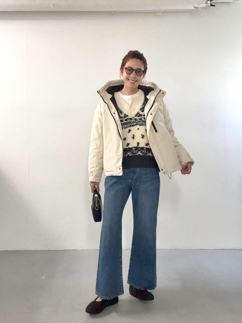 ブラウン系のスニーカー、ホワイト系のTシャツ/カットソー、ホワイト系のダウンジャケット/コートを着用したレディースの夏コーディネートの5枚目の写真