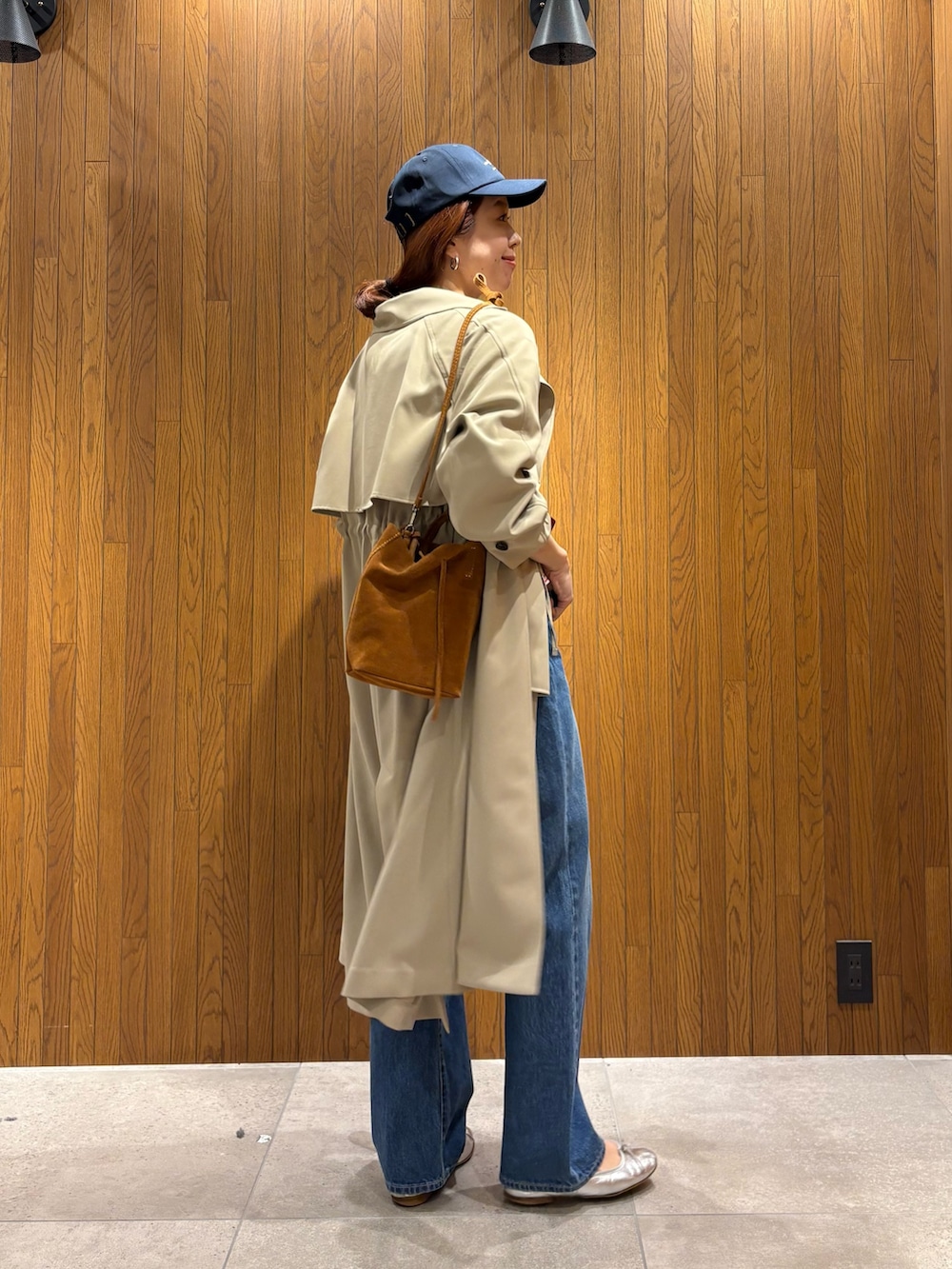 ベージュ系のトレンチコート、レッド系のTシャツ/カットソー、ホワイト系のニット/セーターを着用したレディースの春コーディネートの5枚目の写真