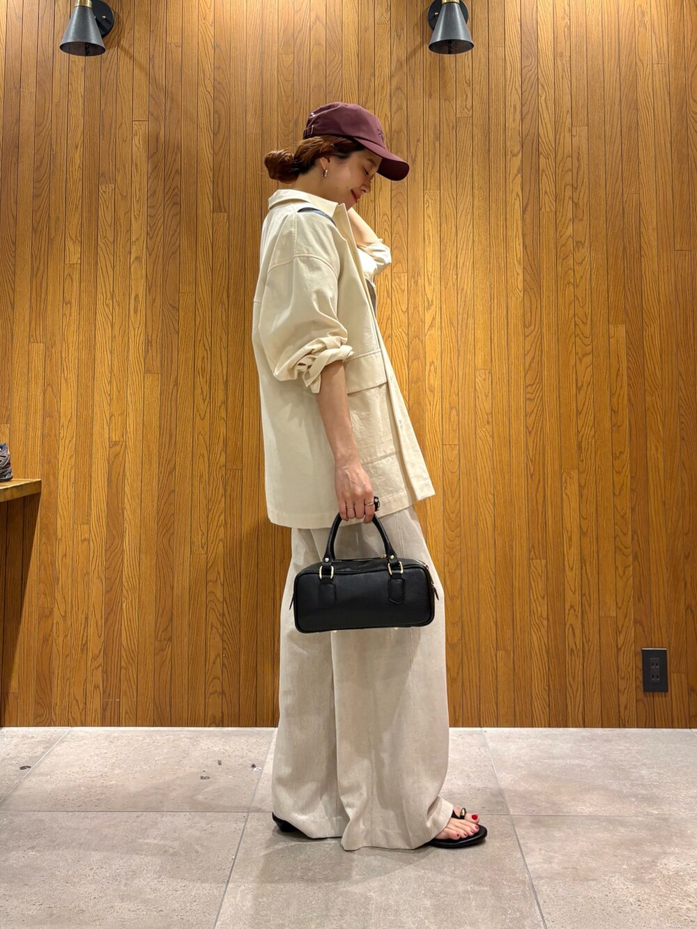 ホワイト系のその他パンツ、ブルー系のシャツ/ブラウス、ブラック系のサンダルを着用したレディースの春コーディネートの3枚目の写真