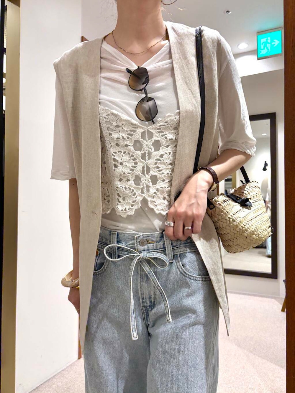 ホワイト系のTシャツ/カットソー、ブルー系のデニムパンツ、ホワイト系のキャミソールを着用したレディースの夏コーディネートの5枚目の写真