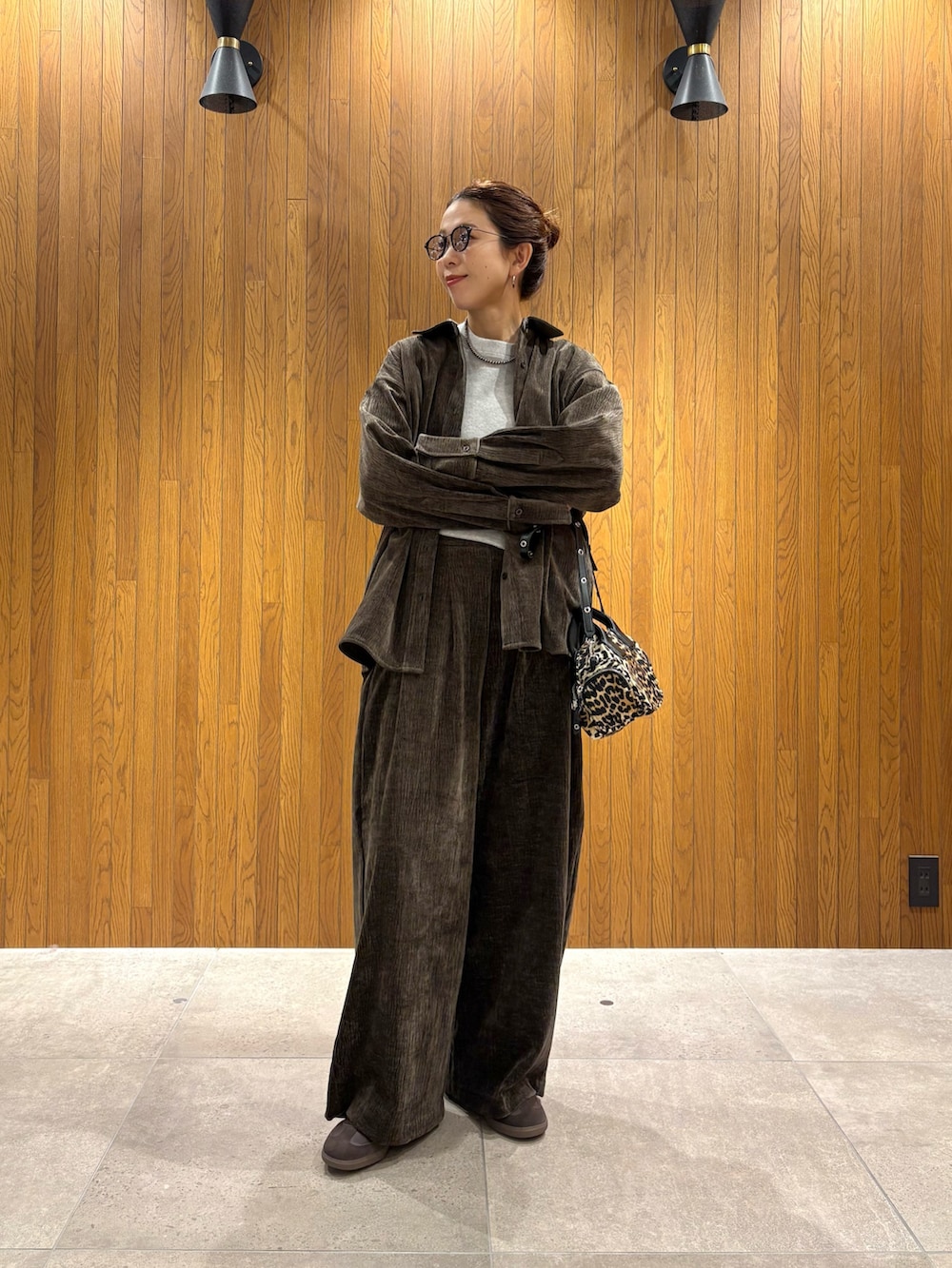 グレー系のその他パンツ、グレー系のニット/セーター、グレー系のシャツ/ブラウスを着用したレディースの秋コーディネートの7枚目の写真