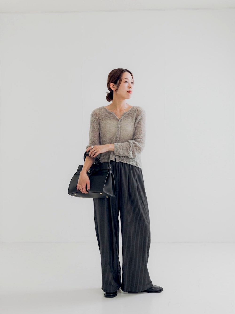 ホワイト系のカーディガン/ボレロ、その他のその他パンツ、ブラック系のトートバッグを着用したレディースの秋コーディネートの3枚目の写真