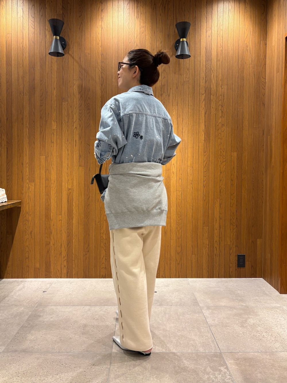 ブルー系のシャツ/ブラウス、ホワイト系のシャツ/ブラウス、ホワイト系のその他パンツを着用したレディースの冬コーディネートの3枚目の写真