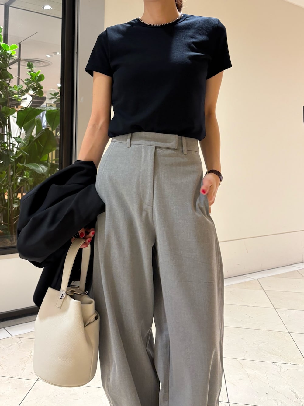 ブラック系のその他アウター、グレー系のその他パンツ、ブラック系のパンプスを着用したレディースの春コーディネートの7枚目の写真