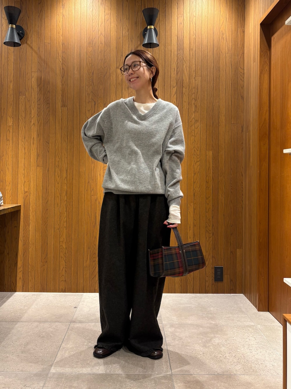 グリーン系のその他パンツ、グリーン系のニット/セーター、ブラウン系のローファーを着用したレディースの秋コーディネートの6枚目の写真