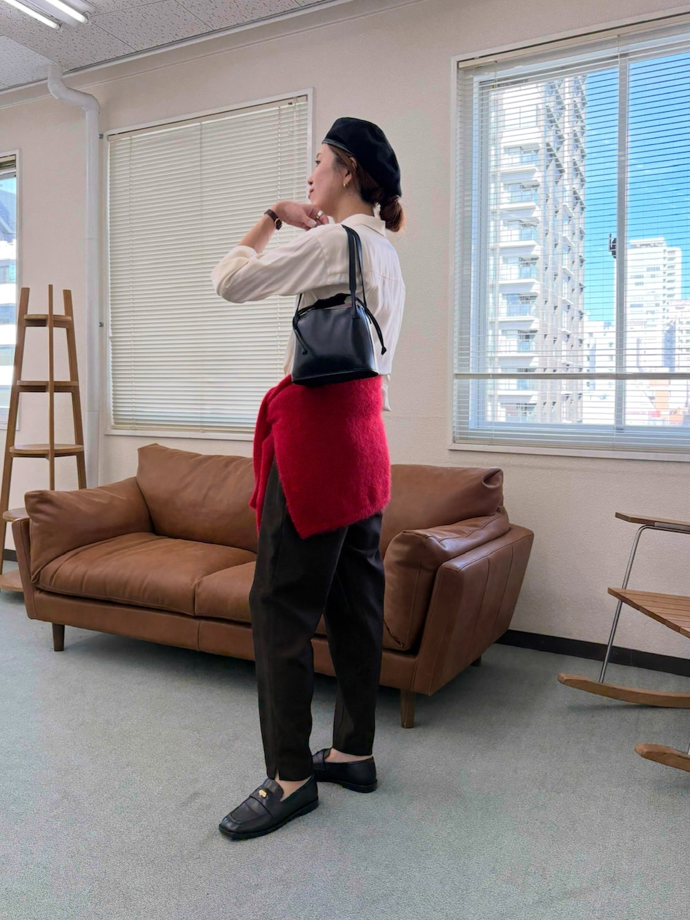 レッド系のニット/セーター、ブラウン系のその他パンツ、ブラック系のローファーを着用したレディースの秋コーディネートの5枚目の写真
