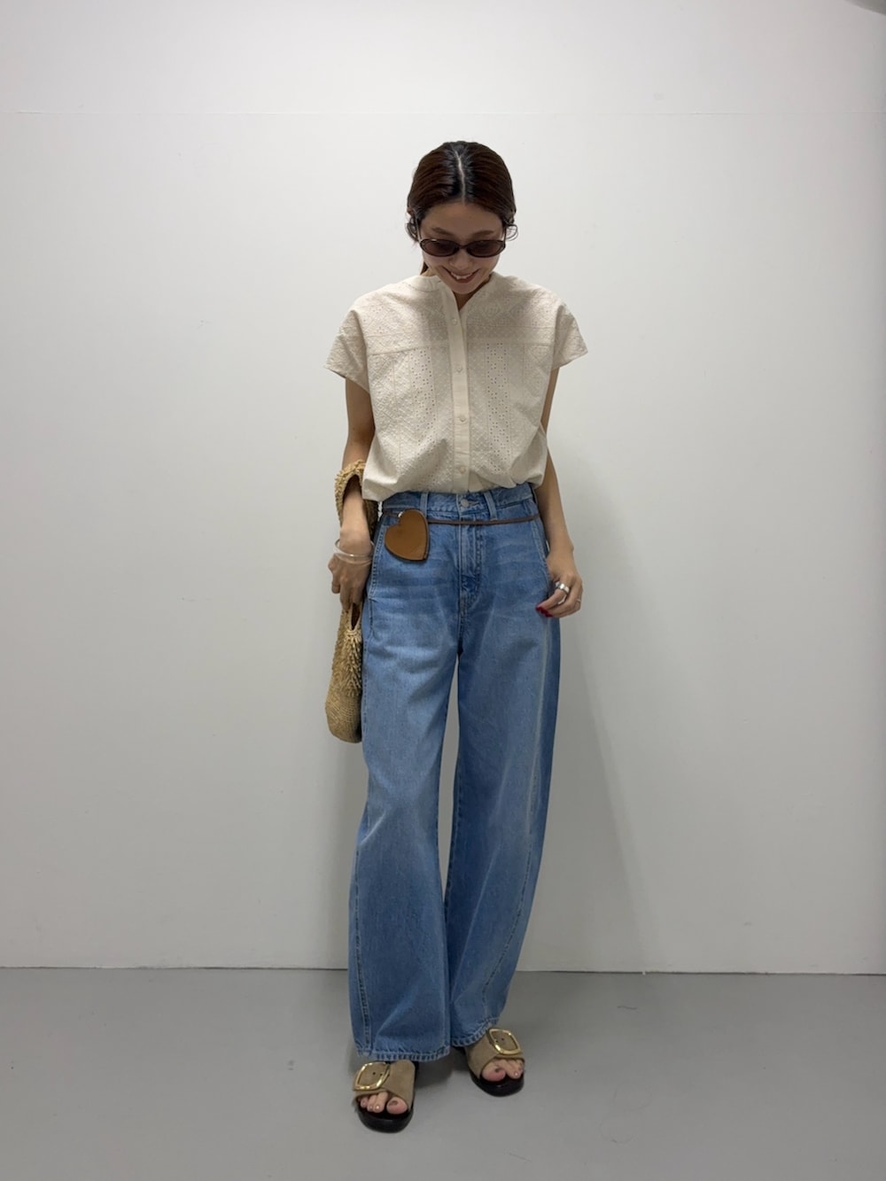 ホワイト系のシャツ/ブラウス、ブルー系のデニムパンツ、ベージュ系のサンダルを着用したレディースの夏コーディネートの5枚目の写真