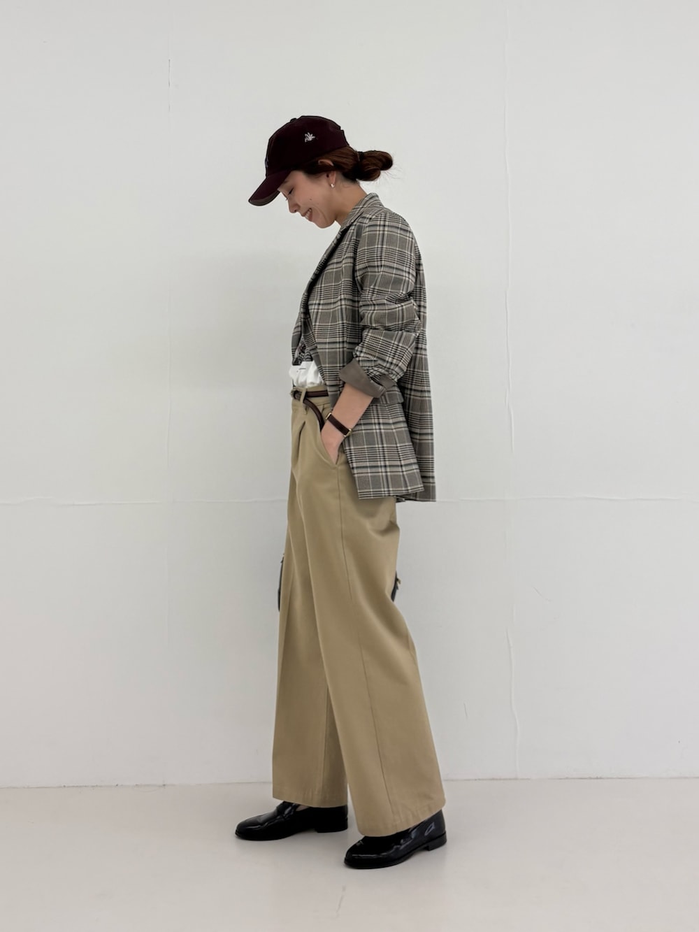 ブラック系のローファー、ホワイト系のTシャツ/カットソー、ベージュ系のその他パンツを着用したレディースの秋コーディネートの3枚目の写真