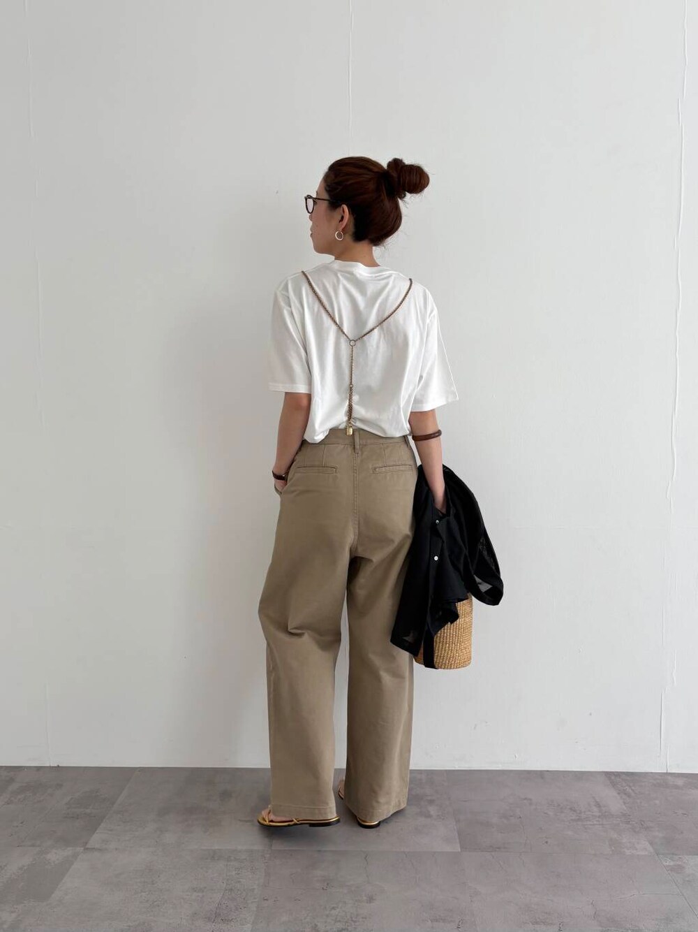ベージュ系のその他パンツ、その他のTシャツ/カットソー、ゴールド系のサンダルを着用したレディースの春コーディネートの7枚目の写真
