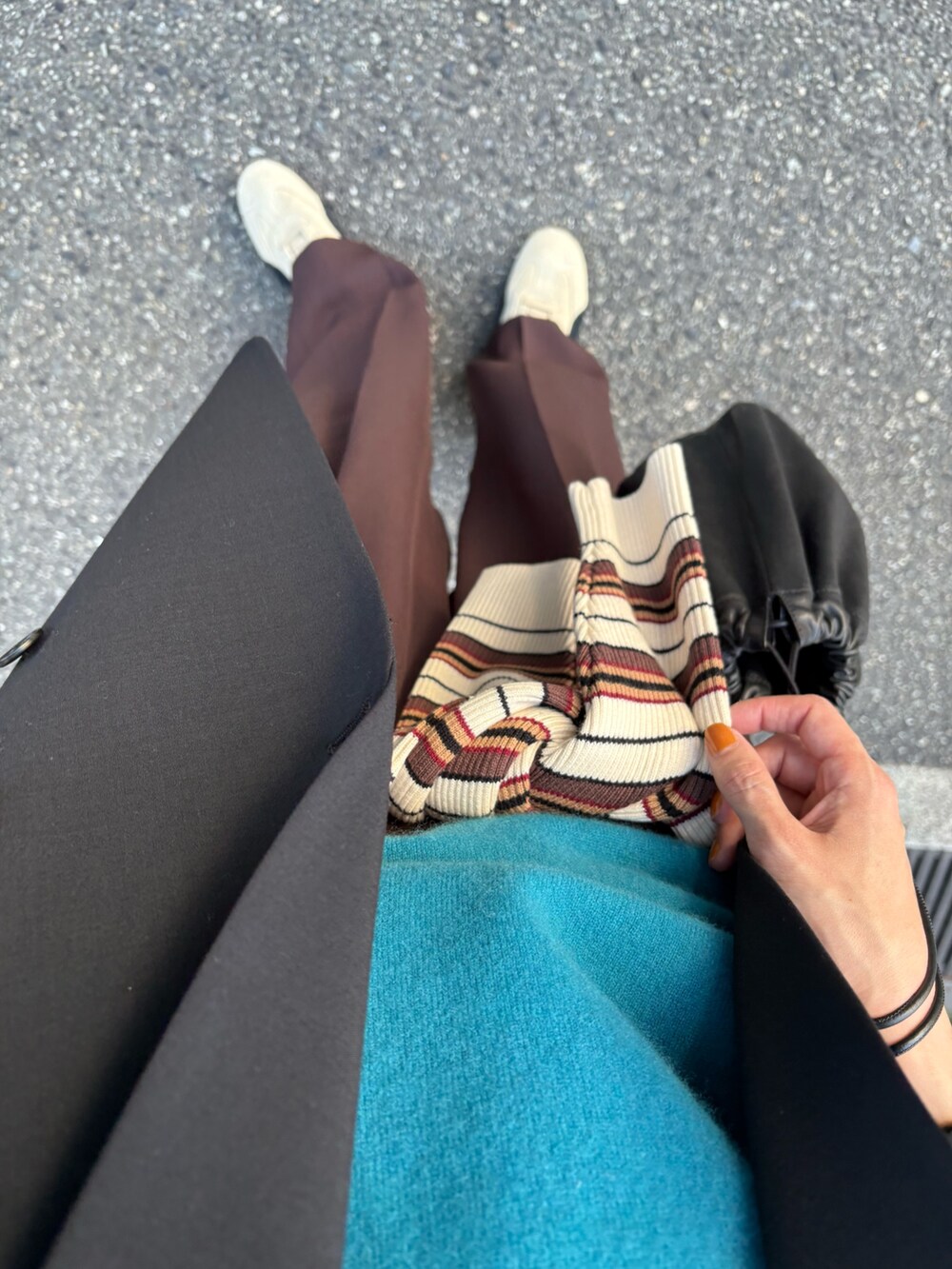 ベージュ系のスニーカー、ベージュ系のスニーカー、ブラウン系のその他パンツを着用したレディースの秋コーディネートの4枚目の写真