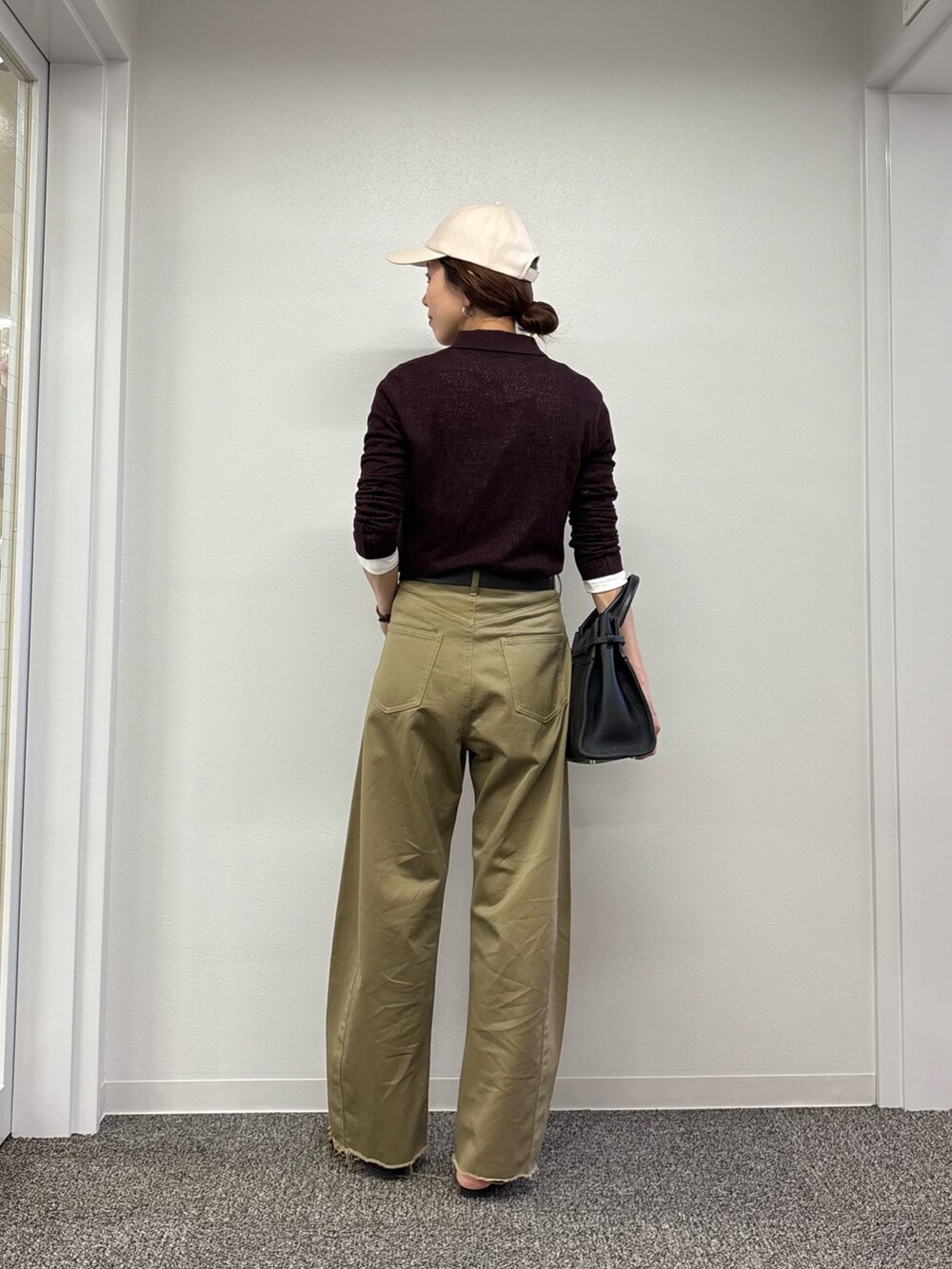 ブラウン系のシャツ/ブラウス、ベージュ系のその他パンツ、ブラック系のトートバッグを着用したレディースの秋コーディネートの5枚目の写真