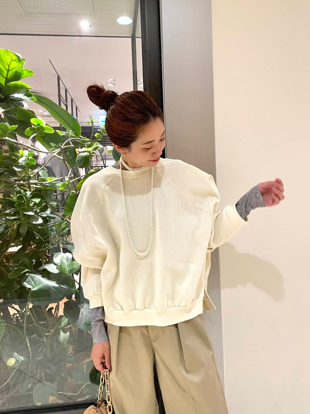 ベージュ系のその他パンツ、ホワイト系のその他シューズ、ホワイト系のTシャツ/カットソーを着用したレディースの秋コーディネートの7枚目の写真