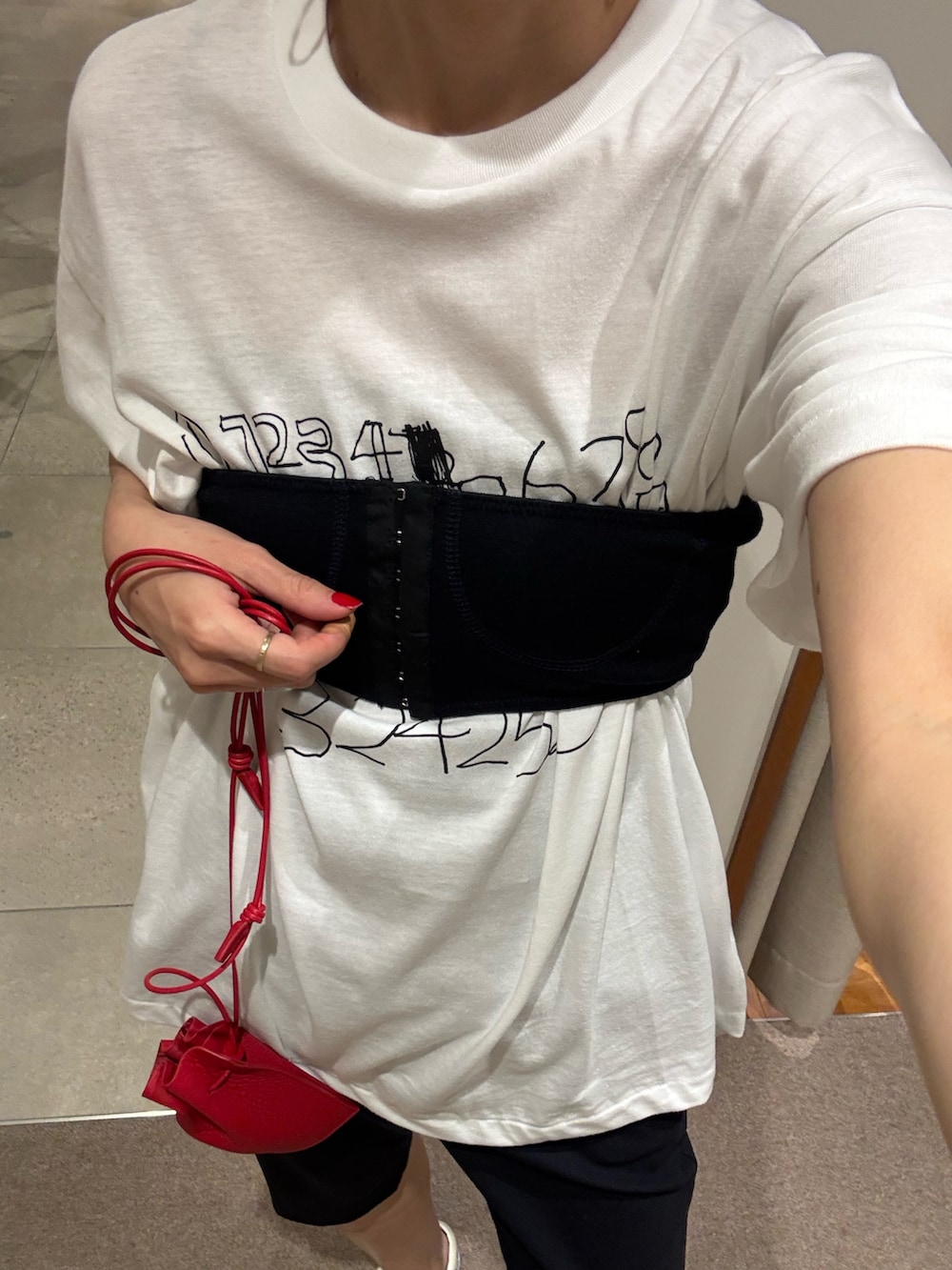 ブルー系のその他トップス、ブルー系のその他パンツ、ホワイト系のTシャツ/カットソーを着用したレディースの夏コーディネートの5枚目の写真