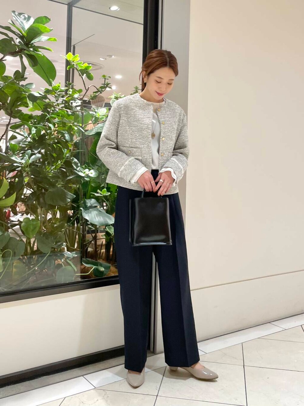 ベージュ系のパンプス、ブラック系のトートバッグ、ホワイト系のシャツ/ブラウスを着用したレディースの冬コーディネートの2枚目の写真