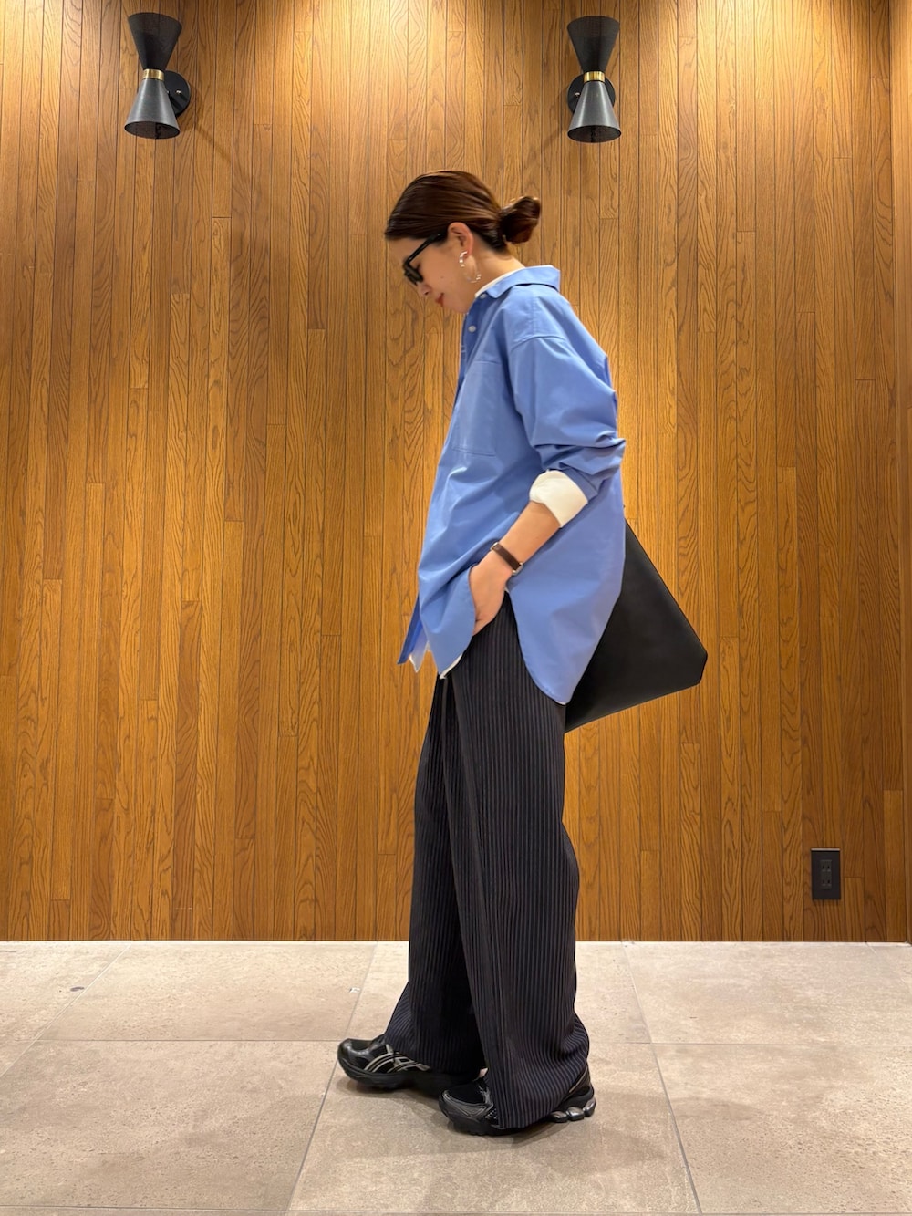 ブルー系のシャツ/ブラウス、ホワイト系のシャツ/ブラウス、その他のその他パンツを着用したレディースの冬コーディネートの2枚目の写真