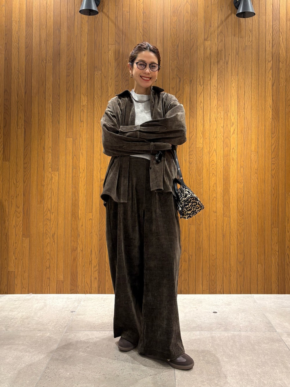 グレー系のその他パンツ、グレー系のニット/セーター、グレー系のシャツ/ブラウスを着用したレディースの秋コーディネートの5枚目の写真