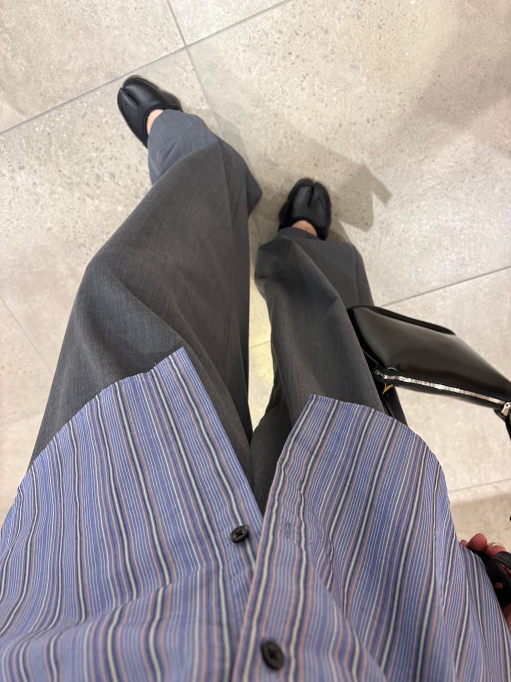 その他のシャツ/ブラウス、グレー系のその他パンツ、ブラック系のスニーカーを着用したレディースの春コーディネートの9枚目の写真