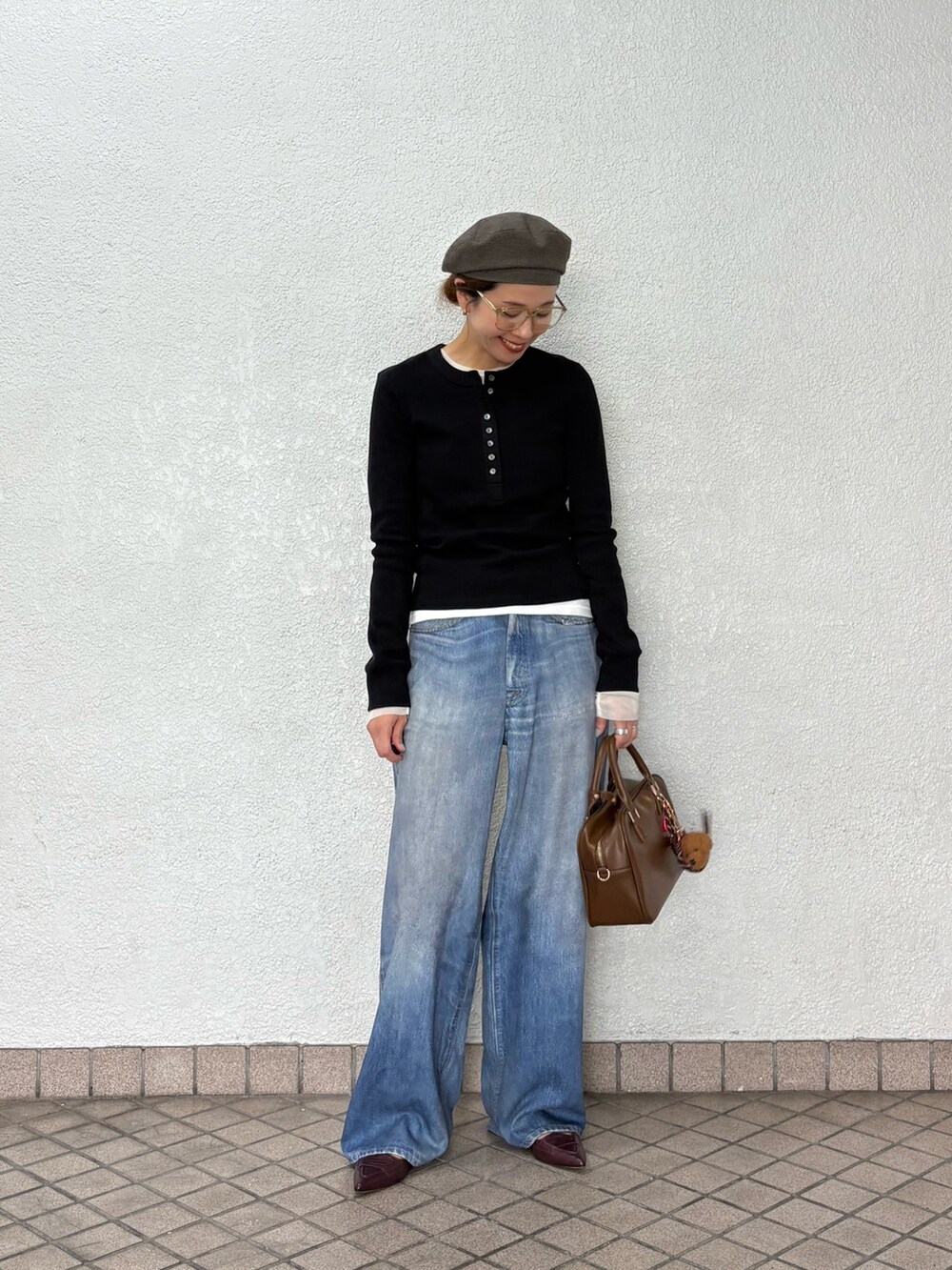 ブラック系のTシャツ/カットソー、ホワイト系のTシャツ/カットソー、レッド系のパンプスを着用したレディースの秋コーディネートの2枚目の写真