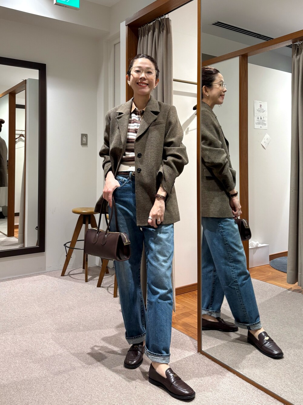 その他のニット/セーター、ブルー系のデニムパンツ、ブラウン系のローファーを着用したレディースの冬コーディネートの5枚目の写真