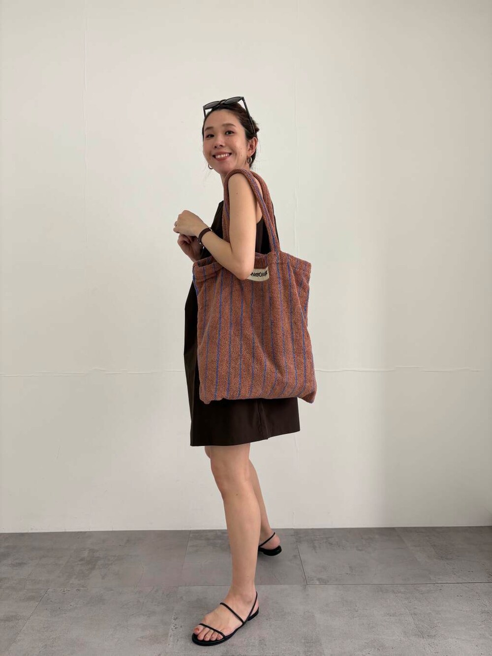 ブラック系のサンダル、その他のメガネ、ブラウン系の水着を着用したレディースの夏コーディネートの3枚目の写真