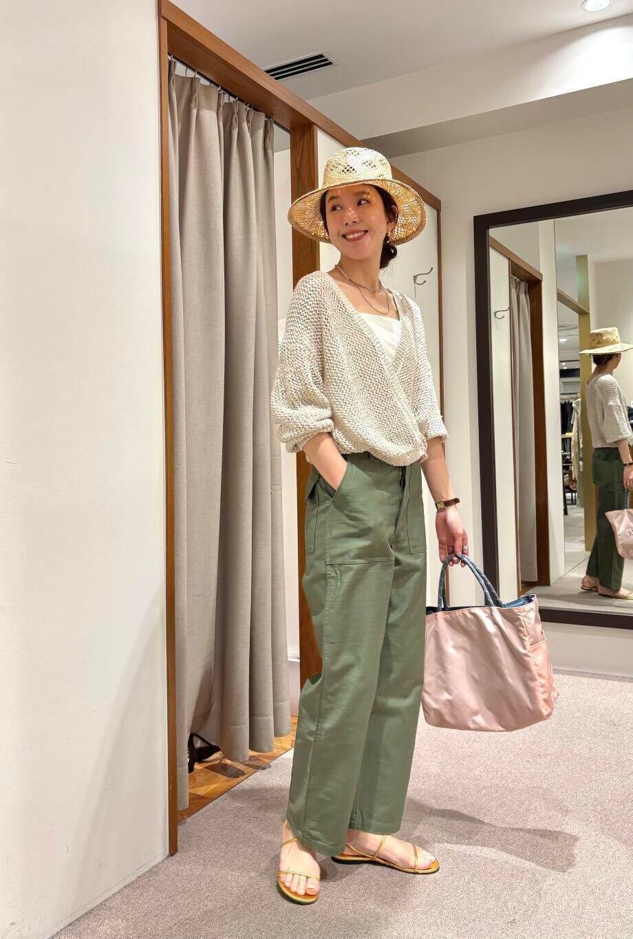 ホワイト系のキャミソール、ホワイト系のカーディガン/ボレロ、ピンク系のトートバッグを着用したレディースの春コーディネートの6枚目の写真