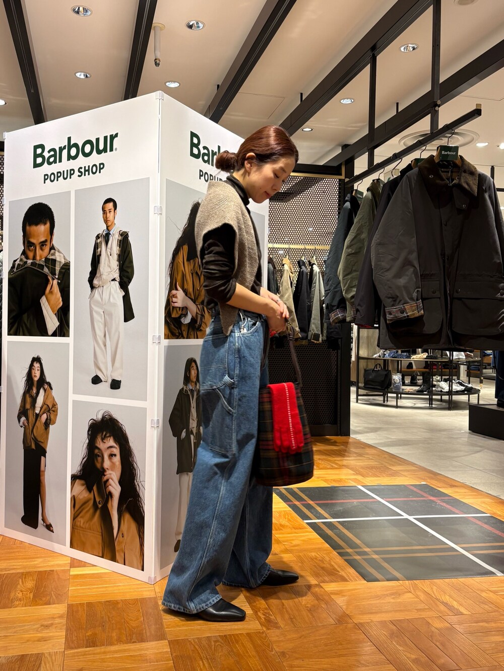 ブルー系のデニムパンツ、その他のショルダーバッグ、ブラック系のローファーを着用したレディースの秋コーディネートの3枚目の写真