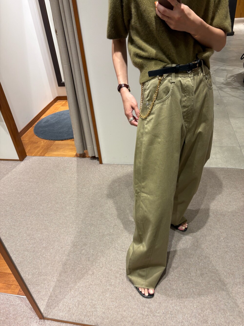 ブラック系のその他パンツ、グリーン系のニット/セーター、ブラック系のトートバッグを着用したレディースの夏コーディネートの4枚目の写真