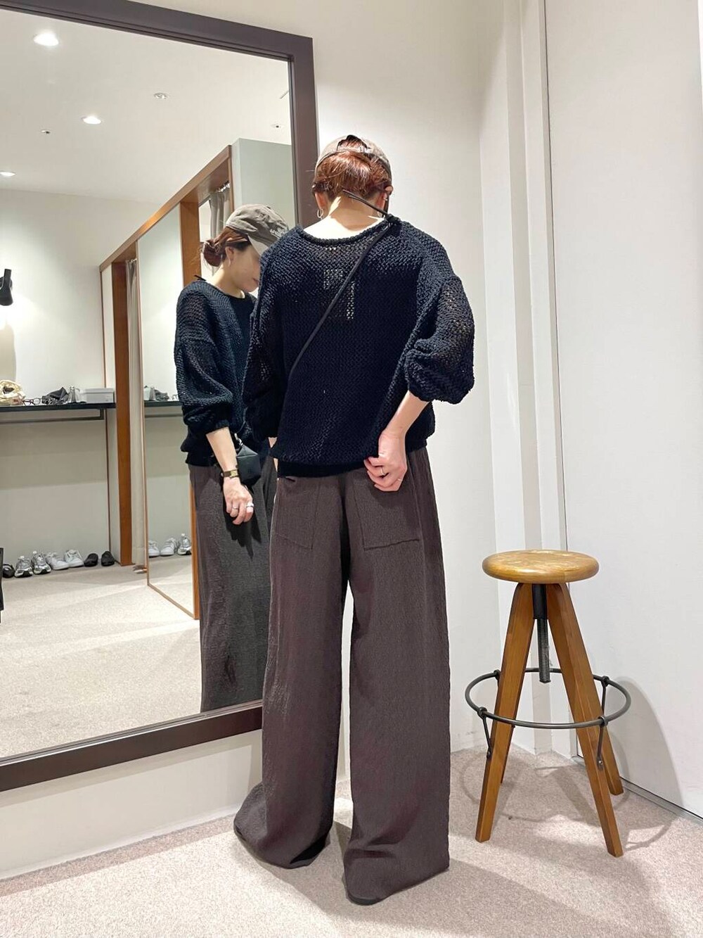 ブラック系のサンダル、ブラウン系のサロペット/オーバーオール、ブラック系のニット/セーターを着用したレディースの春コーディネートの3枚目の写真