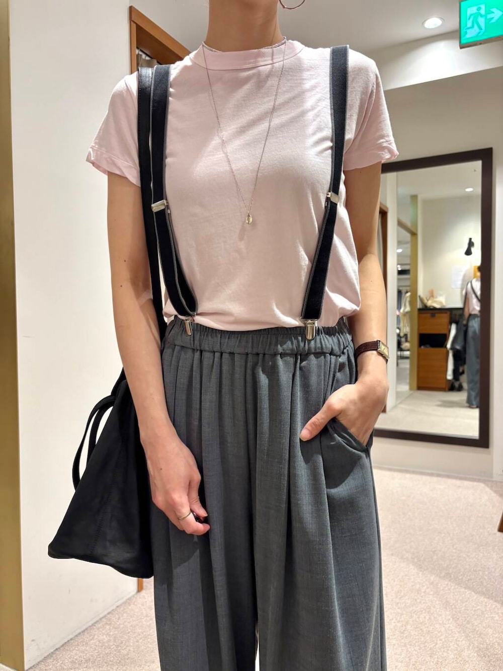 ピンク系のTシャツ/カットソー、グレー系のその他パンツ、シルバー系のネックレスを着用したレディースの夏コーディネートの6枚目の写真