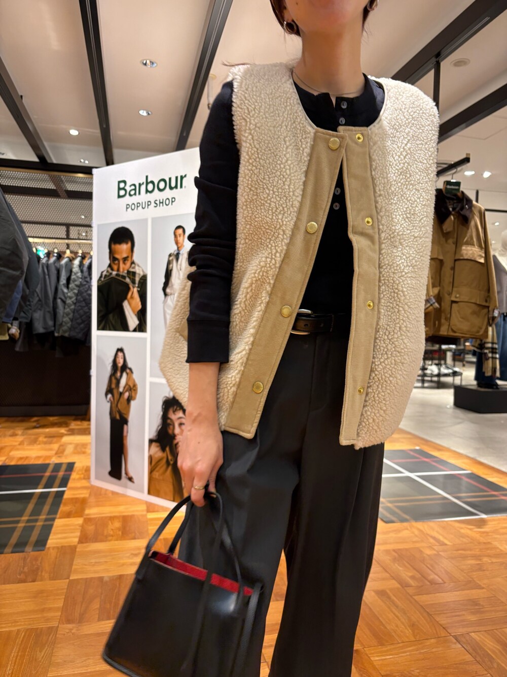 ブラック系のTシャツ/カットソー、ホワイト系のスニーカー、ブラック系のショルダーバッグを着用したレディースの秋コーディネートの4枚目の写真