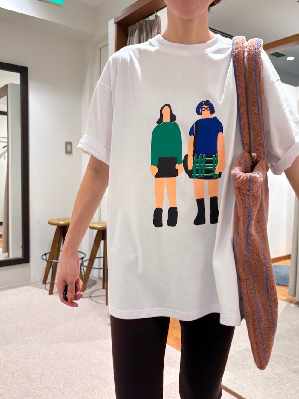 ホワイト系のTシャツ/カットソー、イエロー系のトートバッグ、ベージュ系のバレエシューズを着用したレディースの夏コーディネートの10枚目の写真