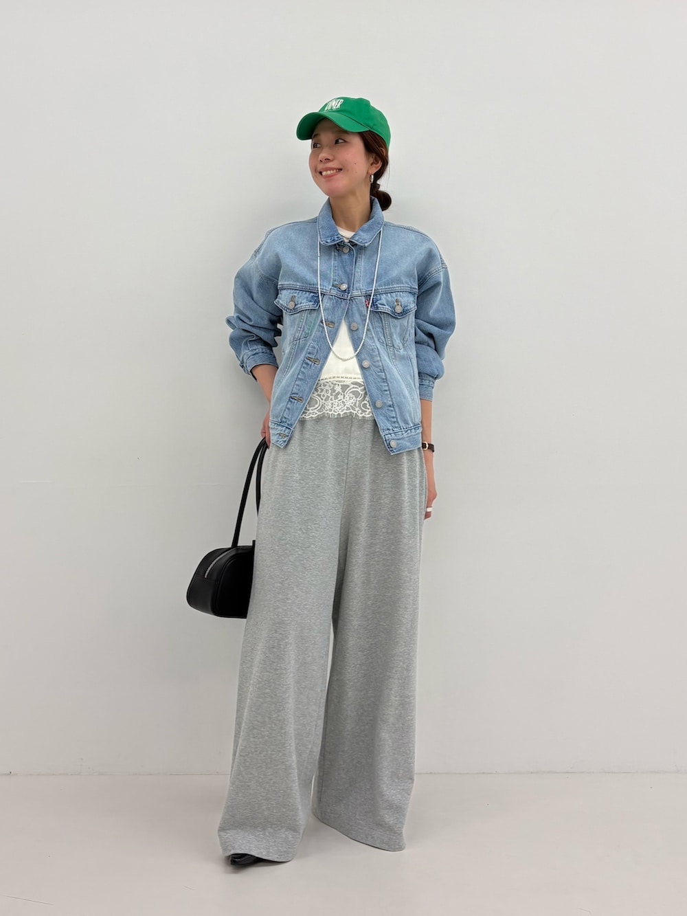 グレー系のその他パンツ、ホワイト系のキャミソール、ブルー系のデニムジャケットを着用したレディースの冬コーディネートの6枚目の写真