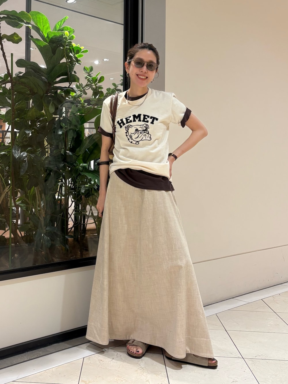 ベージュ系のTシャツ/カットソー、ブラウン系のTシャツ/カットソー、ベージュ系のスカートを着用したレディースの夏コーディネートの5枚目の写真