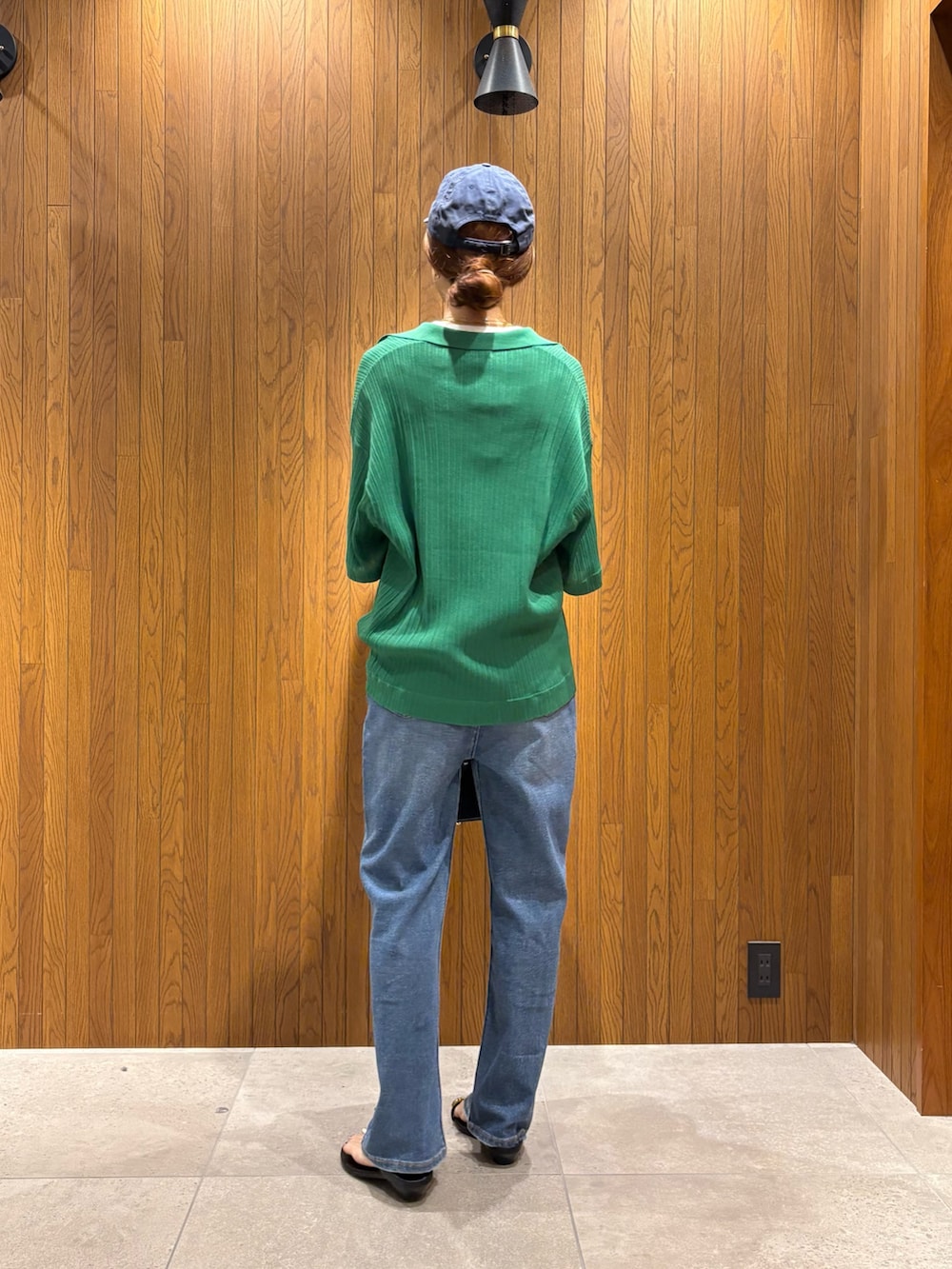 ホワイト系のTシャツ/カットソー、ブルー系のデニムパンツ、ブラック系のハンドバッグを着用したレディースの夏コーディネートの4枚目の写真