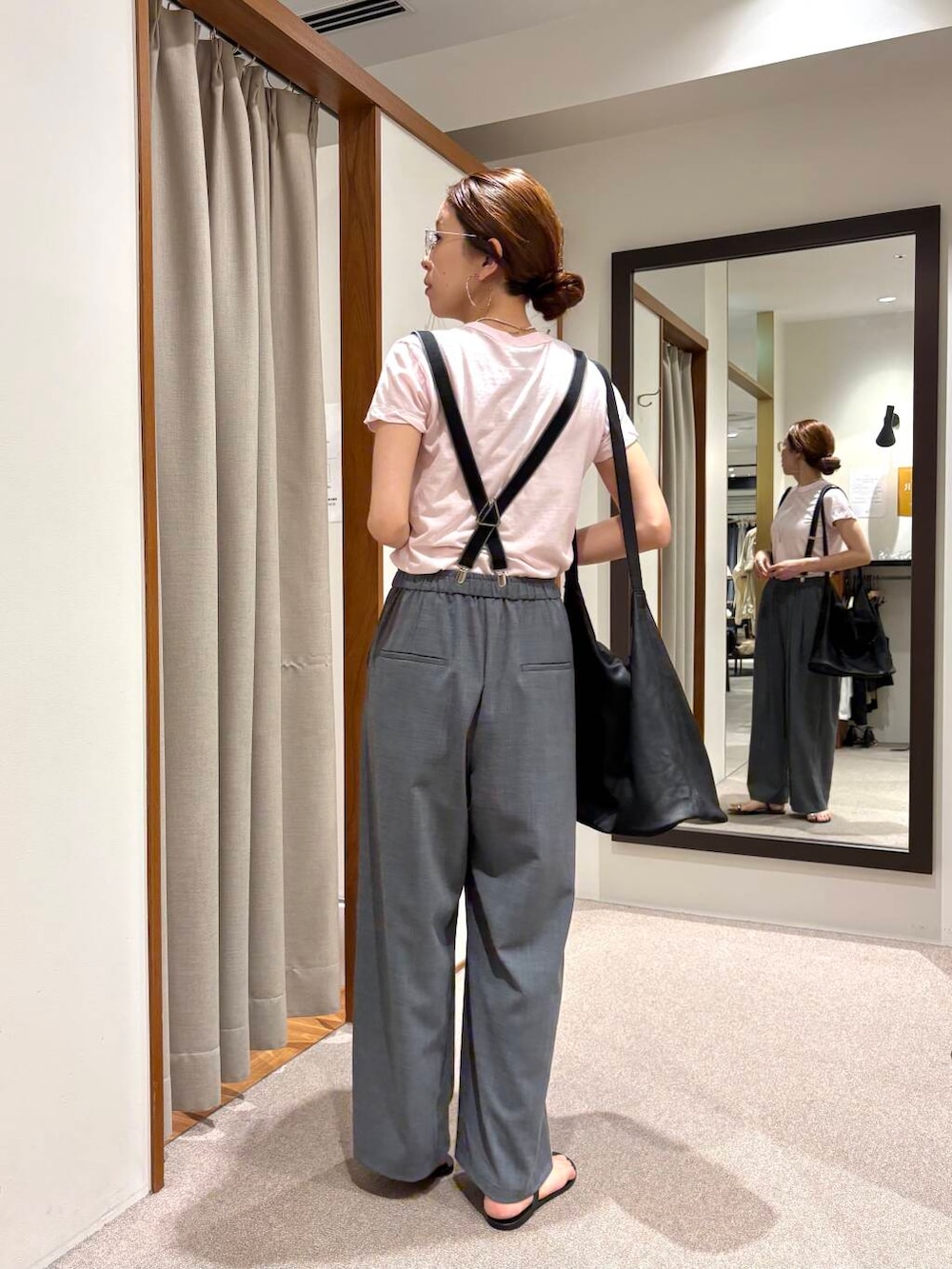 ピンク系のTシャツ/カットソー、グレー系のその他パンツ、シルバー系のネックレスを着用したレディースの夏コーディネートの5枚目の写真