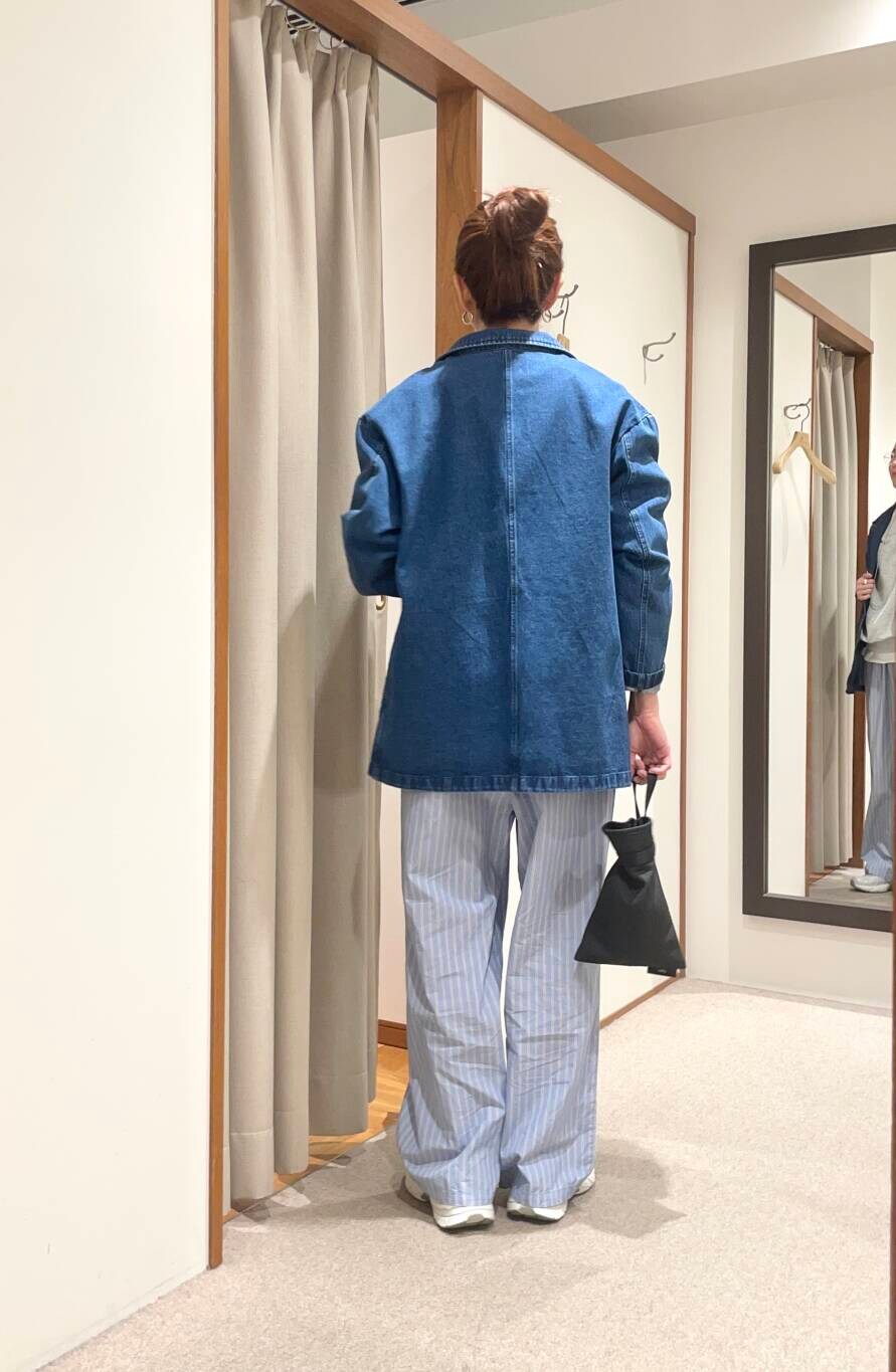 ブルー系のデニムジャケット、その他のスニーカー、ブルー系のその他パンツを着用したレディースの春コーディネートの3枚目の写真