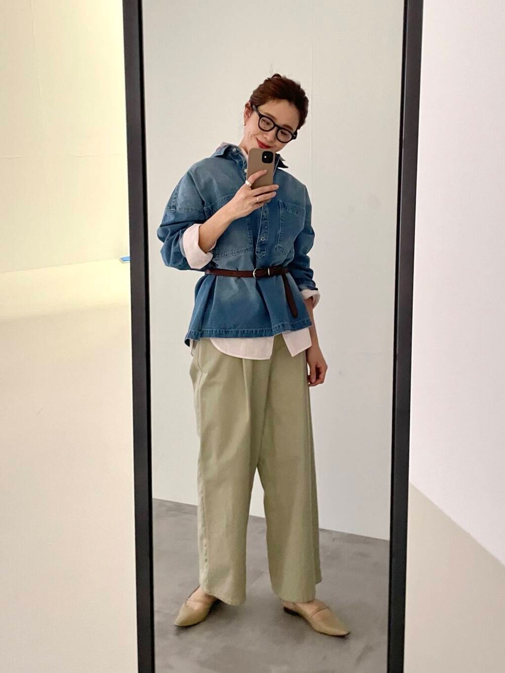 ベージュ系のその他パンツ、ピンク系のシャツ/ブラウス、ブルー系のシャツ/ブラウスを着用したレディースの冬コーディネートの2枚目の写真