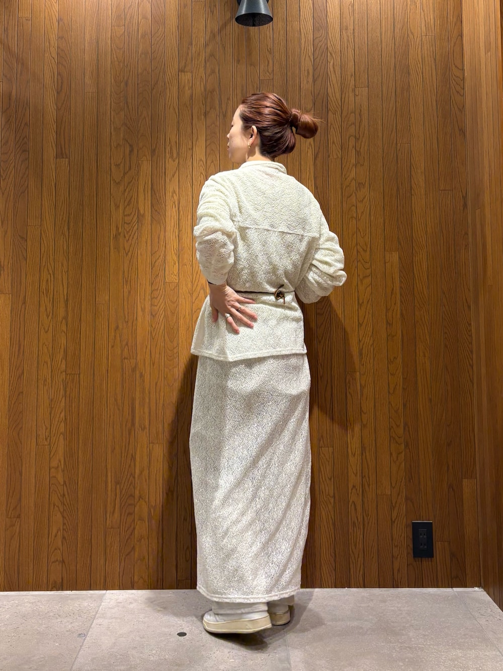 ホワイト系のシャツ/ブラウス、ホワイト系のスカート、ホワイト系のスニーカーを着用したレディースの春コーディネートの3枚目の写真