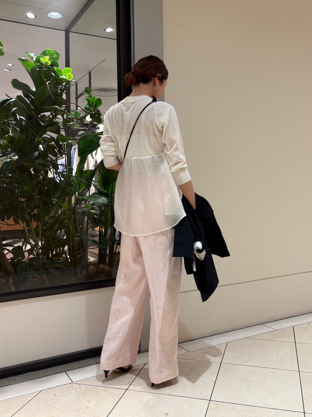 ブラック系のその他アウター、ピンク系のその他パンツ、ブラック系のショルダーバッグを着用したレディースの春コーディネートの7枚目の写真