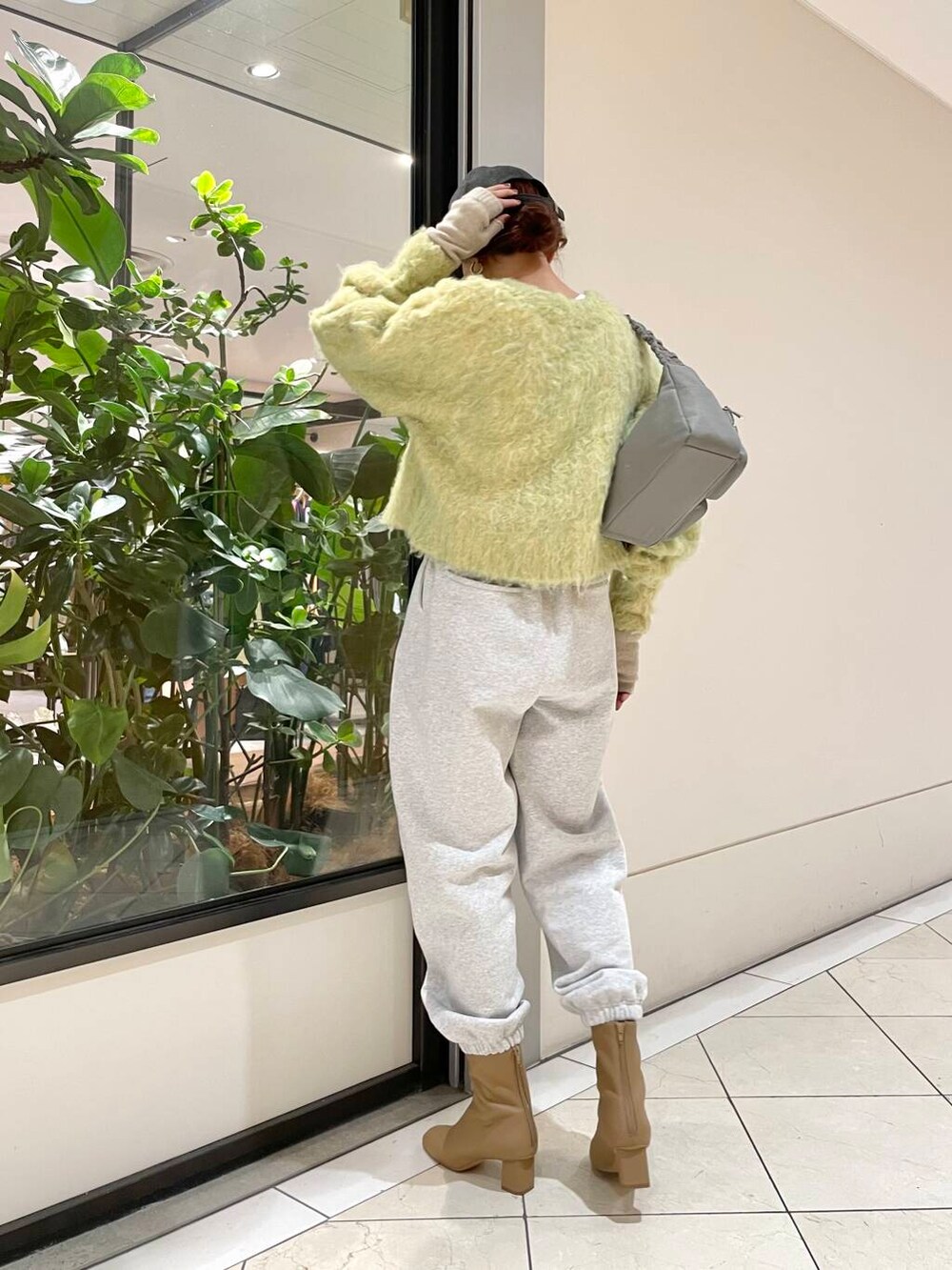 グレー系のショルダーバッグ、ベージュ系のブーツ、グレー系のその他パンツを着用したレディースの冬コーディネートの6枚目の写真