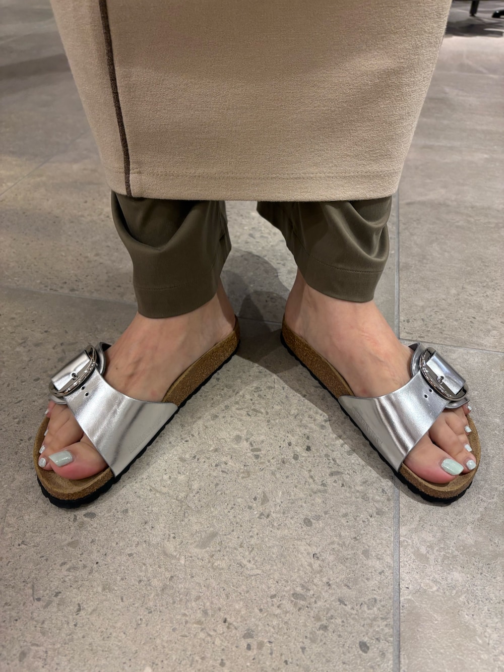 ベージュ系のワンピース、グリーン系のその他パンツ、シルバー系のサンダルを着用したレディースの夏コーディネートの7枚目の写真