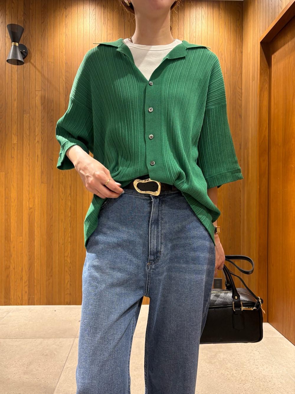 ホワイト系のTシャツ/カットソー、ブルー系のデニムパンツ、ブラック系のハンドバッグを着用したレディースの夏コーディネートの8枚目の写真