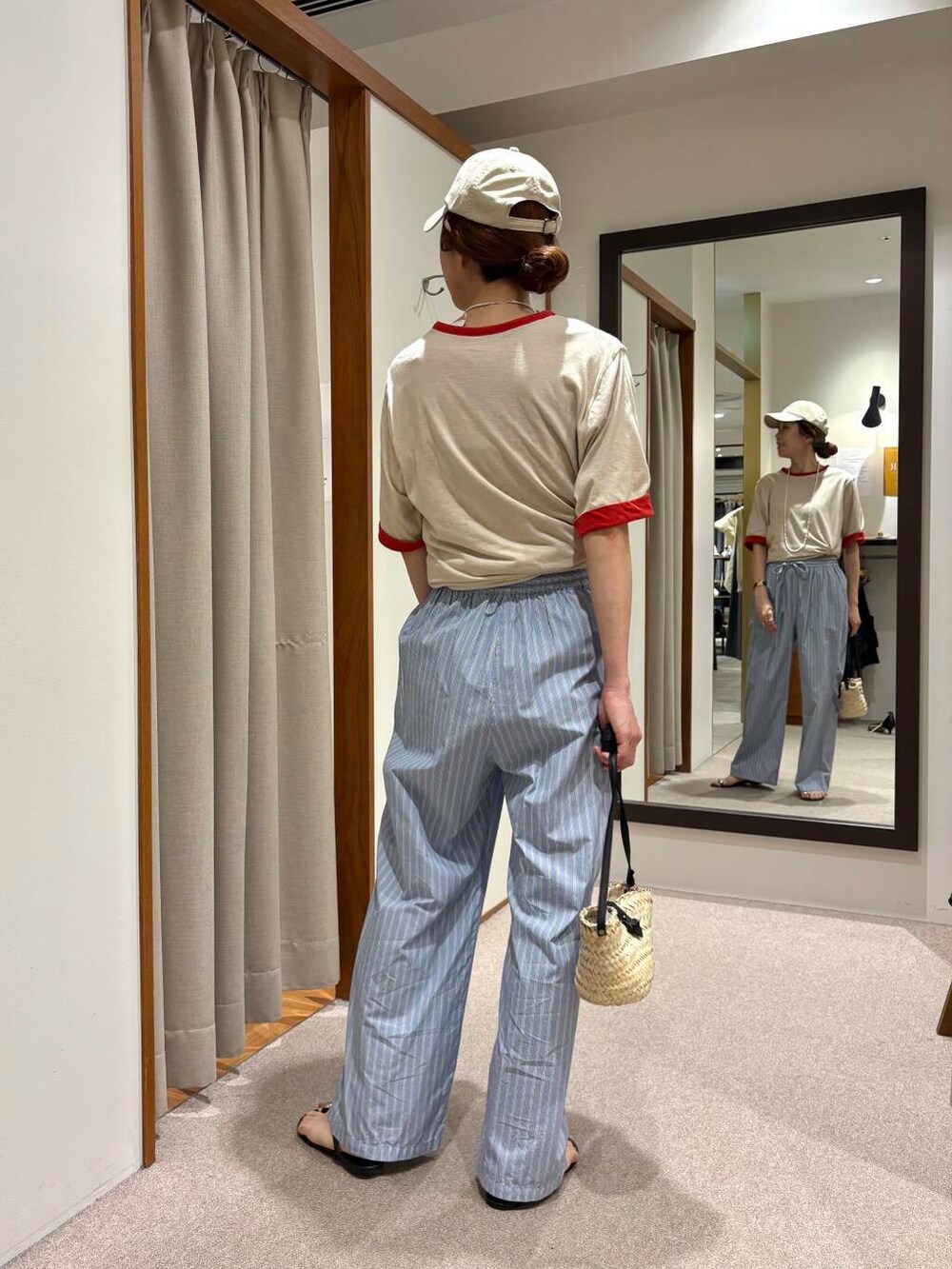 ブルー系のその他パンツ、レッド系のTシャツ/カットソー、シルバー系のネックレスを着用したレディースの夏コーディネートの4枚目の写真