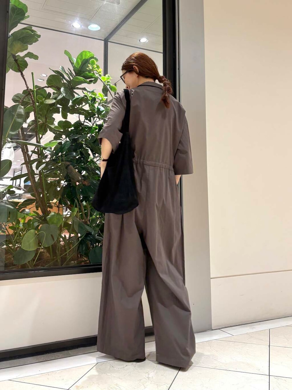 ブラック系のサンダル、ブラウン系のサロペット/オーバーオール、ホワイト系のタンクトップを着用したレディースの夏コーディネートの3枚目の写真