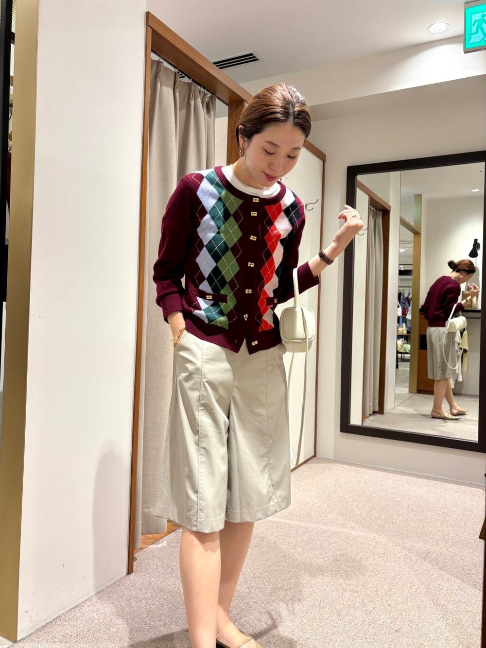 グレー系のその他パンツ、ベージュ系のパンプス、ホワイト系のショルダーバッグを着用したレディースの夏コーディネートの7枚目の写真