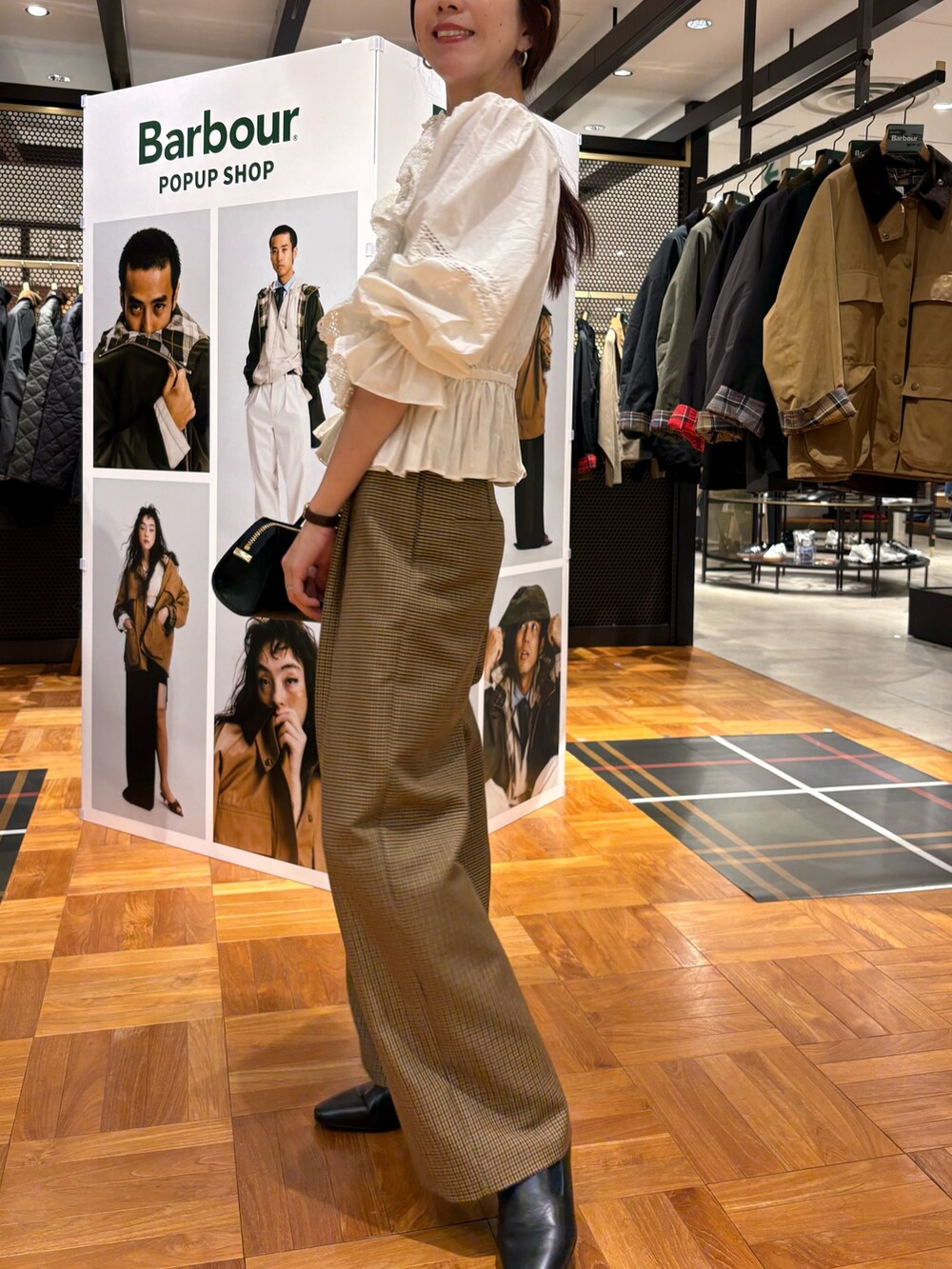 ホワイト系のシャツ/ブラウス、ブラック系のローファー、イエロー系のその他パンツを着用したレディースの秋コーディネートの4枚目の写真