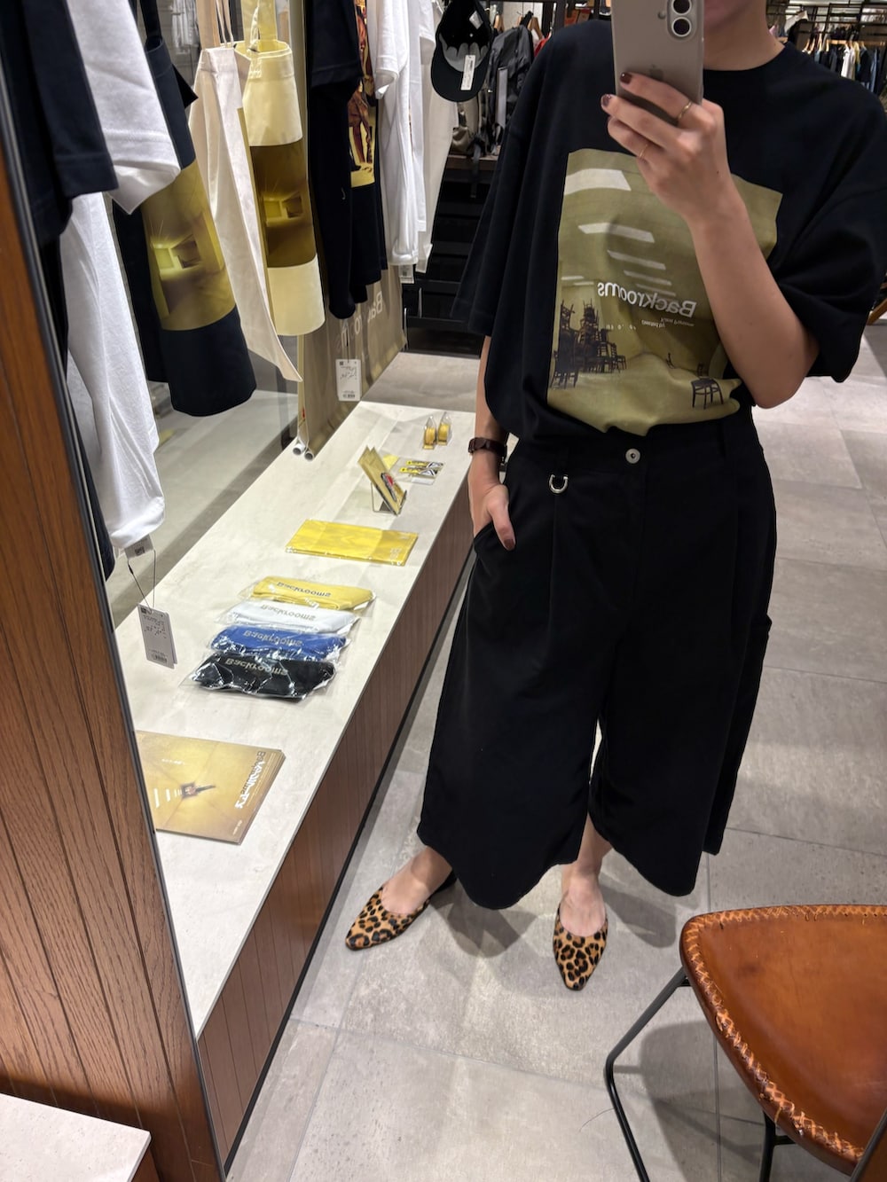 ブラック系のTシャツ/カットソー、ブラック系のその他パンツ、ブラック系のローファーを着用したレディースの秋コーディネートの7枚目の写真