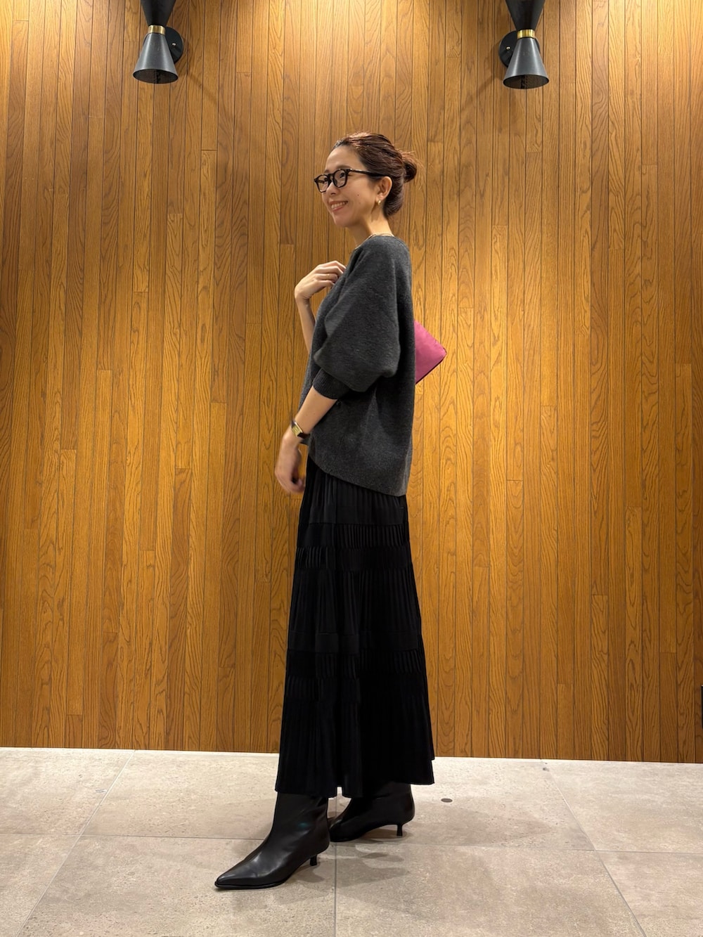 ブラック系のブーツ、グレー系のニット/セーター、グレー系のニット/セーターを着用したレディースの秋コーディネートの6枚目の写真