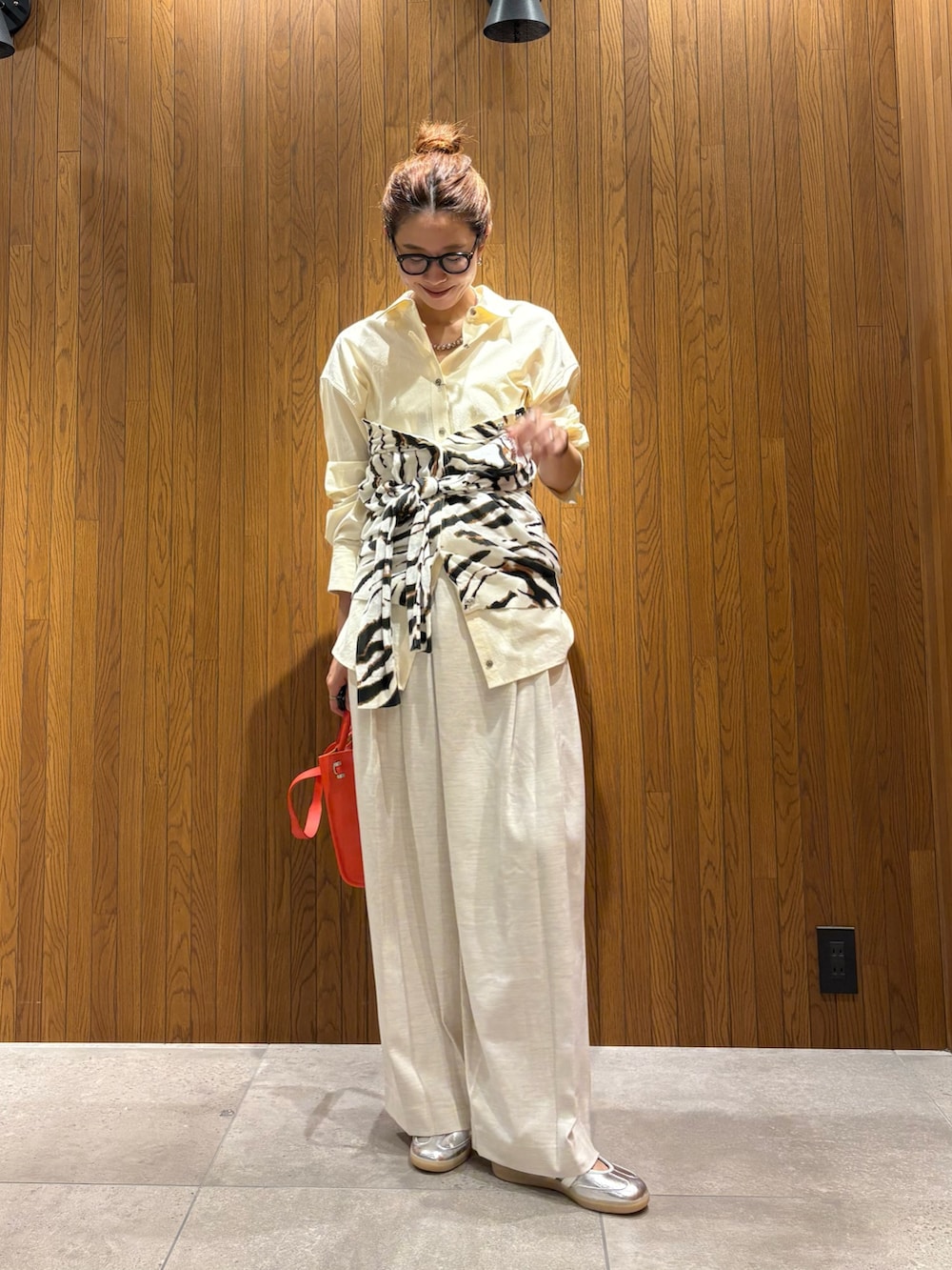 その他のカーディガン/ボレロ、ホワイト系のその他パンツ、オレンジ系のショルダーバッグを着用したレディースの秋コーディネートの5枚目の写真