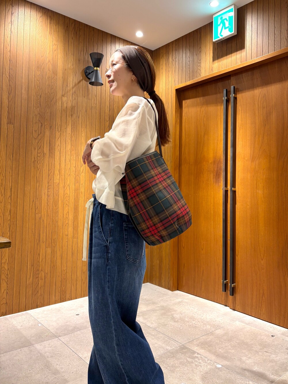 ブルー系のデニムパンツ、その他のショルダーバッグ、ホワイト系のTシャツ/カットソーを着用したレディースの夏コーディネートの6枚目の写真